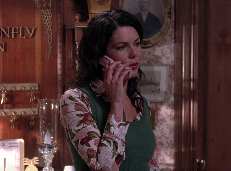 thinkergilmore's tweet photo. as a society we need to bring back pink flip phones https://t.co/PmDOmhjAL4