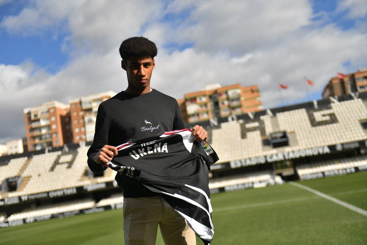 📹🎙 <a href="/oscarzzituu10/">Oscar Ureña</a>: "Vengo a un equipo competitivo y con las ideas muy claras" #BienvenidoUreña 

ℹ️ fccartagena.es/noticias/urena…