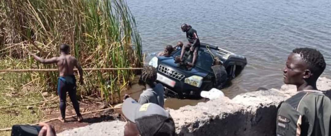 MaxonAiro's tweet photo. A man and a woman parked their car on the bank of Juja Dam, removed clothes and did what you are thinking 😂😂
"While in action ", somehow, the car slowly reversed into the dam. 
The two naked bodies have been retrieved and taken to General Kago Mortuary. https://t.co/pUYv0pryIQ