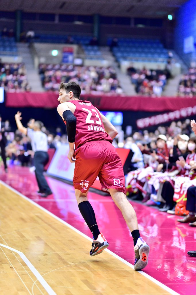 asamin_sport's tweet photo. 避難せよ、避難せよ、鳴り止まぬジャニング警報発令中🚨🚨🚨
#川崎ブレイブサンダース
#マット・ジャニング
#RING_SNIPER
#FULLTHROTTLE
#BE_BRAVE https://t.co/mRbBgqaVxX