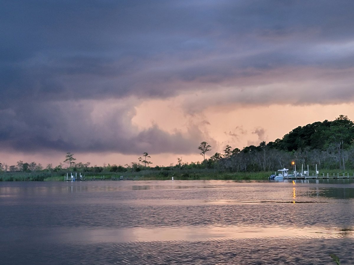 AlexSippy93's tweet photo. Good morning everyone pic from the other day as the storm rolled in #sunset #storm #eastershore #beautiful #pretty #awesomview https://t.co/rn0OAtcNbl