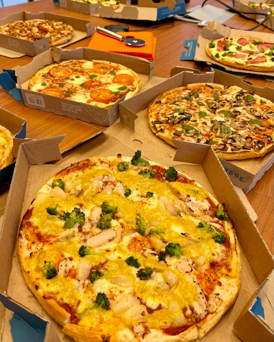 Wir starten das Jahr mit dem guten Vorsatz, uns auch auch weiterhin zum Pizzaessen zu treffen 🍕😃
#mittagspause #pizzaday #akra