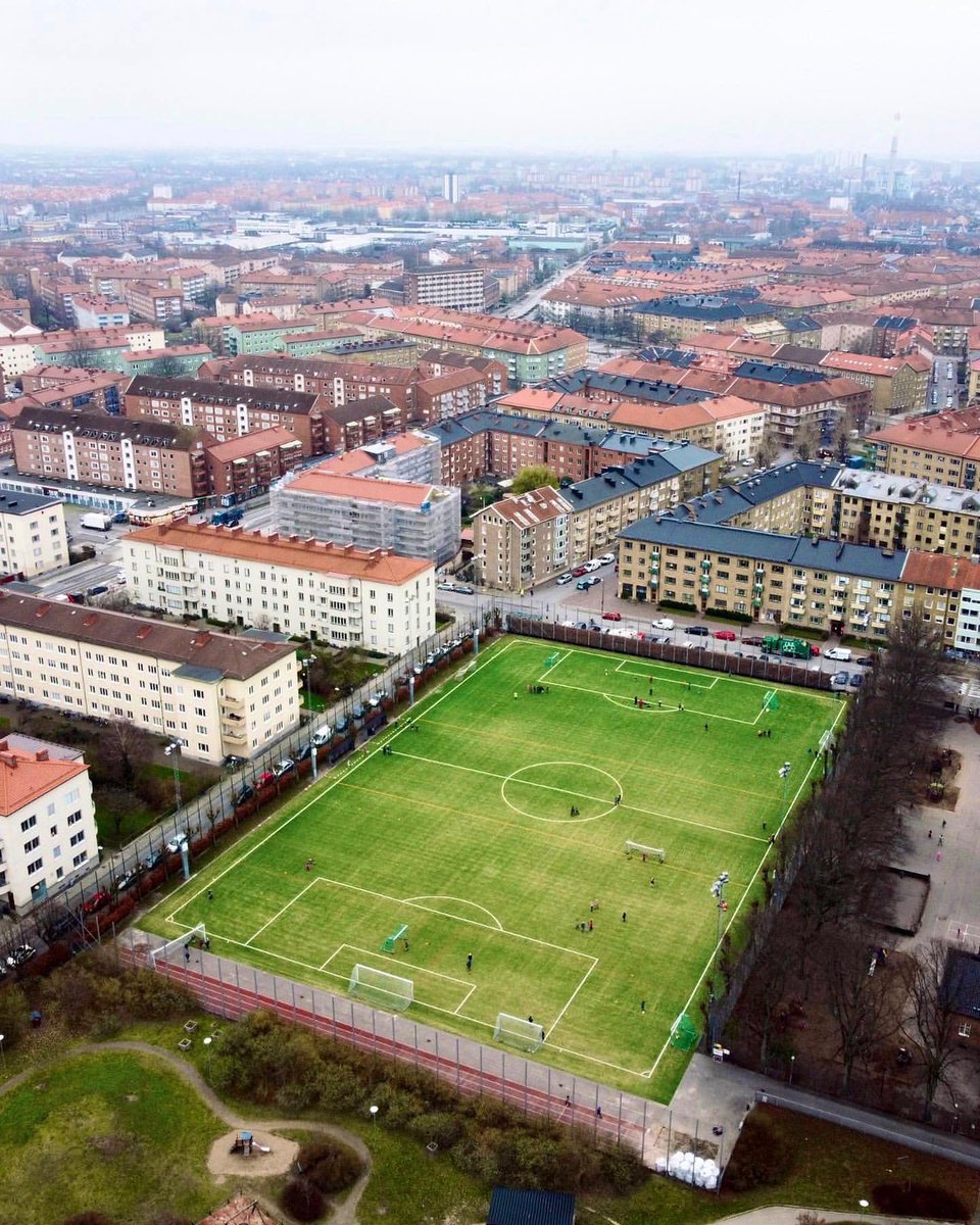 PitchHunters's tweet photo. Above expectations 🤩👌
Malmö, Sweden 🇸🇪📍⚽️
#pitchhunters #footballpitch #footballstadium #footballislife #dronecontent #drone #phsweden #mavicmini #malmö https://t.co/rEuAuznz9w