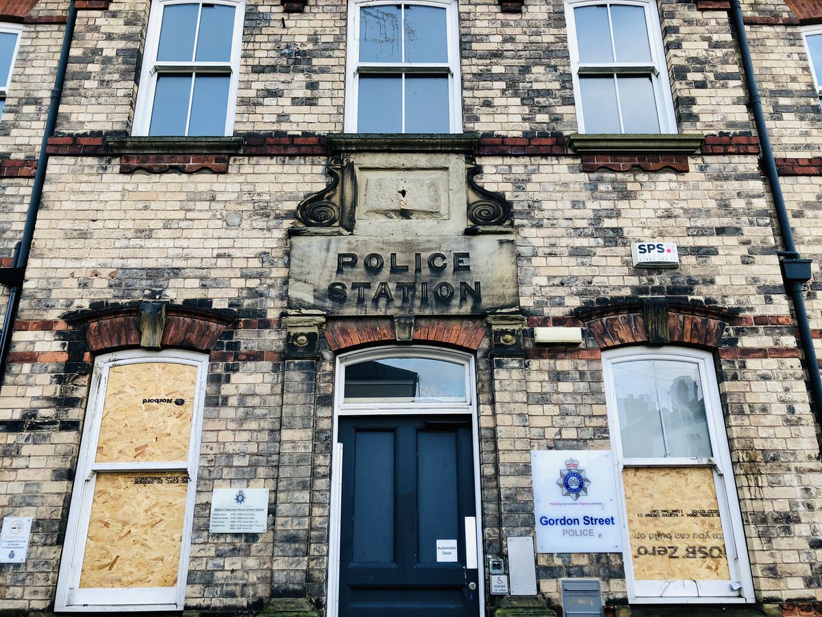 Giroscope_Hull's tweet photo. What message does this vacant, boarded-up, neighbourhood police station send out to the local community? @HumbersidePCC
@Humberbeat #emptyhomes #vacantbuildings #emptybuildings https://t.co/o3o3cDgElR