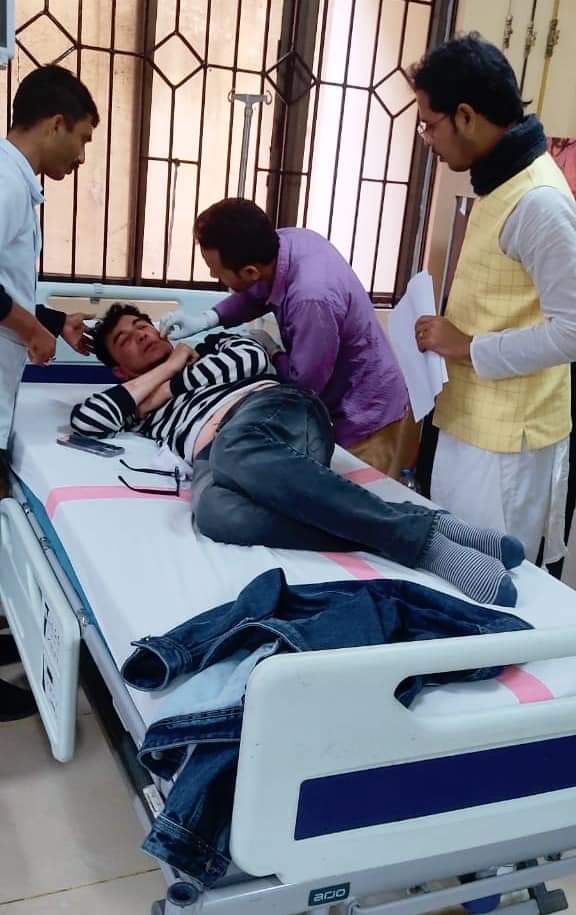 bhola_congress's tweet photo. भाजपा की राजनीति का स्तर इतना नीचे गिर गया है  आज त्रिपुरा में त्रिपुरा प्रदेश कांग्रेस कमेटी के प्रभारी जमशेदपुर के पूर्व सांसद डॉक्टर अजय कुमार जी पर भाजपा के गुंडे द्वारा जानलेवा हमला किया गया मैं भाजपा और उनके दो कौड़ी के गुंडों को बता दूं कि डॉ अजय कुमार बब्बर शेर है https://t.co/hOWAkQudGm