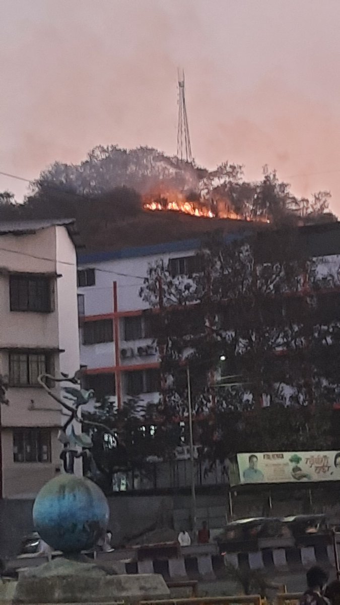 NikhilRGaud's tweet photo. Fire in  Chaturshringi hill, #Pune
.
.
#chaturshringihill https://t.co/i2dMuLHZS9