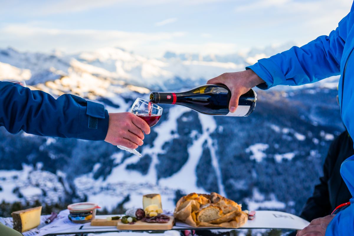 If you thought the only way to explore the Alps was through skiing or walking then think again! The Savoie Cheese Route is a great way to explore.

#NationalCheeseLoversDay #skifrance #tailormadeskiing 🇫🇷🧀 

ski-i.com/blog/savoie-ch…