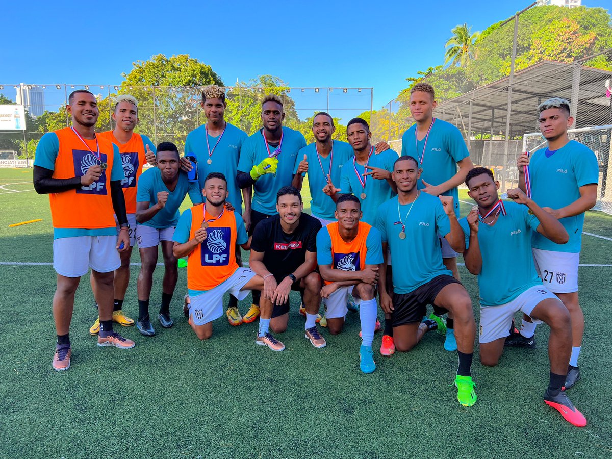 CAIPanama's tweet photo. ¡𝗞𝗜𝗡𝗚 𝗟𝗘𝗔𝗚𝗨𝗘 𝗙𝗖 🏆!

El 𝗞𝗜𝗡𝗚 𝗟𝗘𝗔𝗚𝗨𝗘 𝗙𝗖 se coronó campeón del partido interescuadra de hoy 🥇🏆.

#EstoEsCAI https://t.co/MQaUJFZIlt