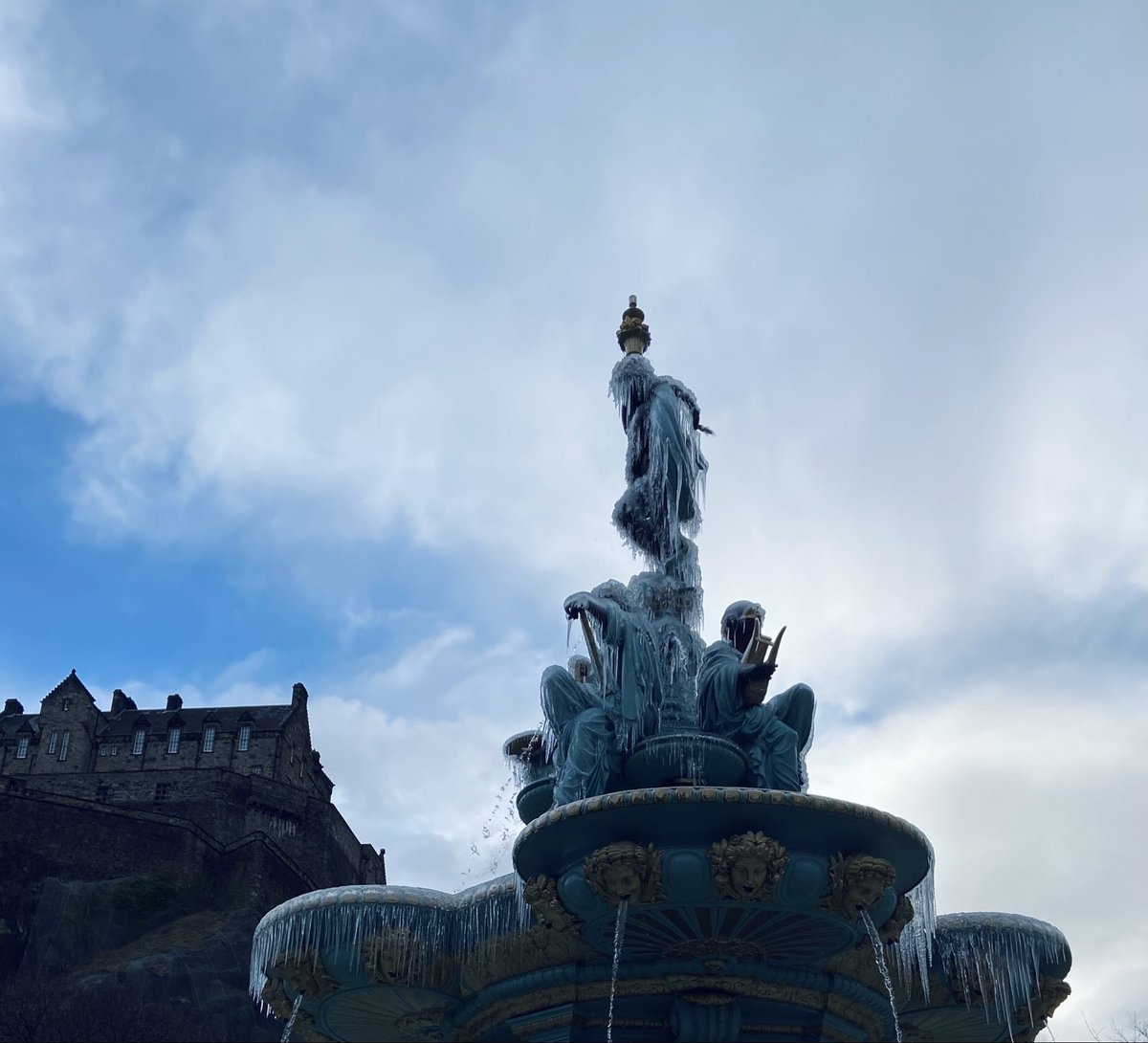 1000Rach's tweet image. Baby it’s cold outside 🥶 
#Icicles #RossFountain #PrincesStreet #Gardens #Edinburgh #Scotland
