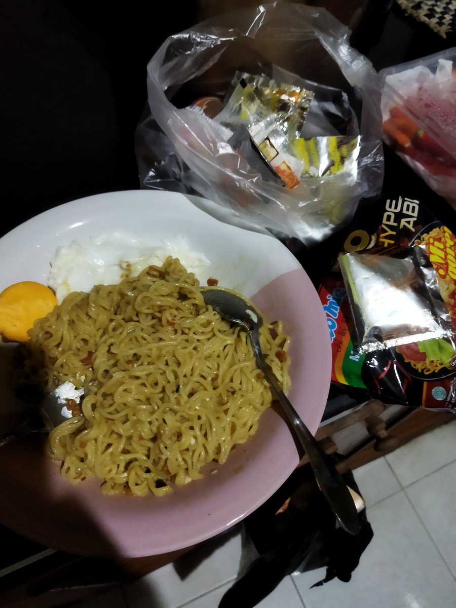KennethWijayaR's tweet photo. @Indomielovers bisabisanya part terpenting mie ayam geprek ga dapet minyak pedesnya, jadi pucet mie gua kagak semenggah pisan. https://t.co/HFb8wAGrc5