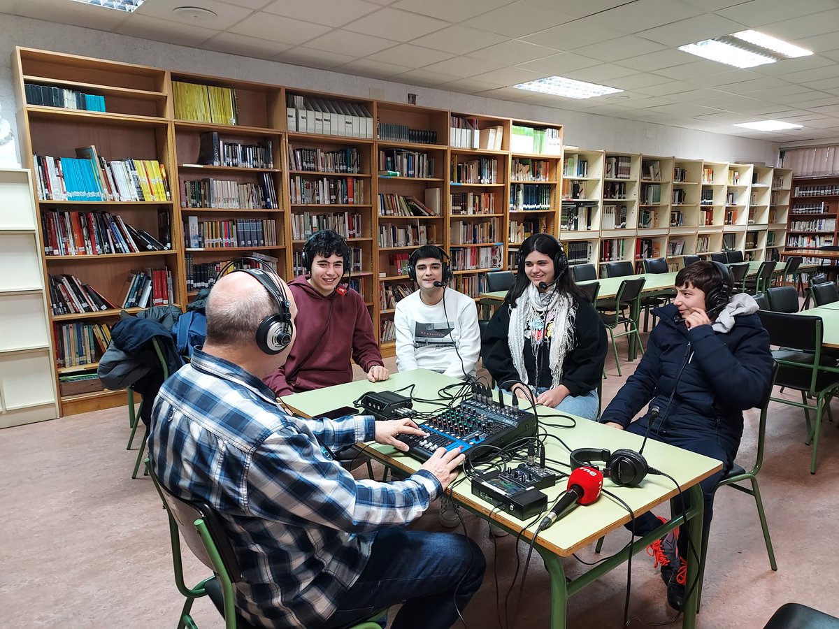 Radio Escolar ONDA PINAR (@ondapinar) on Twitter photo Hoy <a href="/rne/">Radio Nacional</a> ha venido a entrevistarnos en su programa Red de Radios escolares de Castilla y León <a href="/IesPinarOficial/">IES Pinar de la Rubia. Valladolid</a> <a href="/Xandra__/">Alexandra Cermeño</a> Será emitido el viernes a las 13:10 en <a href="/rne/">Radio Nacional</a> y <a href="/radio3_rne/">Radio 3</a>. Esperamos que os guste! <a href="/juldemol/">José R. Uldemolíns</a> <a href="/solemusica1/">solemusica</a> <a href="/cfievalladolid/">CFIE VALLADOLID</a> Hoy <a href="/rne/">Radio Nacional</a> ha venido a entrevistarnos en su programa Red de Radios escolares de Castilla y León <a href="/IesPinarOficial/">IES Pinar de la Rubia. Valladolid</a> <a href="/Xandra__/">Alexandra Cermeño</a> Será emitido el viernes a las 13:10 en <a href="/rne/">Radio Nacional</a> y <a href="/radio3_rne/">Radio 3</a>. Esperamos que os guste! <a href="/juldemol/">José R. Uldemolíns</a> <a href="/solemusica1/">solemusica</a> <a href="/cfievalladolid/">CFIE VALLADOLID</a>