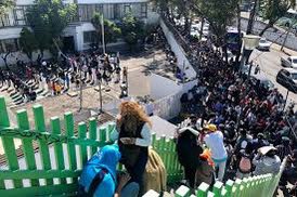 bereaguilarv's tweet photo. Cientos de alumnos de preparatoria pernoctaron a las afueras de la sede de Chivatito para solicitar la beca Benito Juárez de $850 al mes y ni así lo lograron porque “hay poco personal y no tenemos computadoras”…Los subsidios no rescatan sociedades,las empobrecen más. https://t.co/7PUfa2MRHx