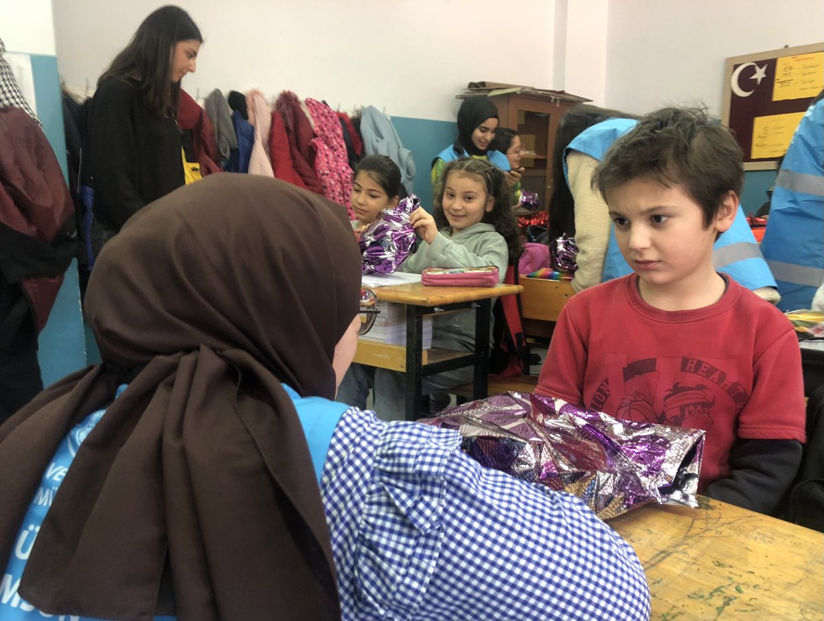 SamsunKYGM's tweet photo. Emanetler🧣teslim 🧤edildi.
Samsun Kız Yurdunda örgü kursuna katılan öğrenciler, “Isıtan Eller”projesi kapsamında 30 öğrenci için ilmek ilmek ördükleri atkı,bere,eldivenleri Sarayköy İlkokulu öğrencilerine hediye ettiler.
@feyzullahdereci https://t.co/BWuuQQDWX1