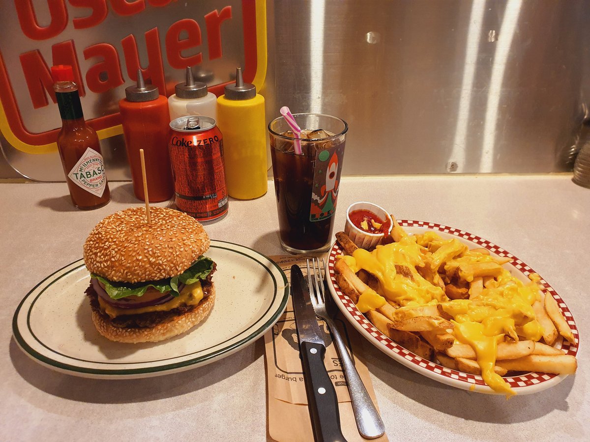 barbie0325's tweet photo. 또 가구 싶당 버거 맛집😋😋 #브루클린버거더조인트 https://t.co/BEqpuUuqHA