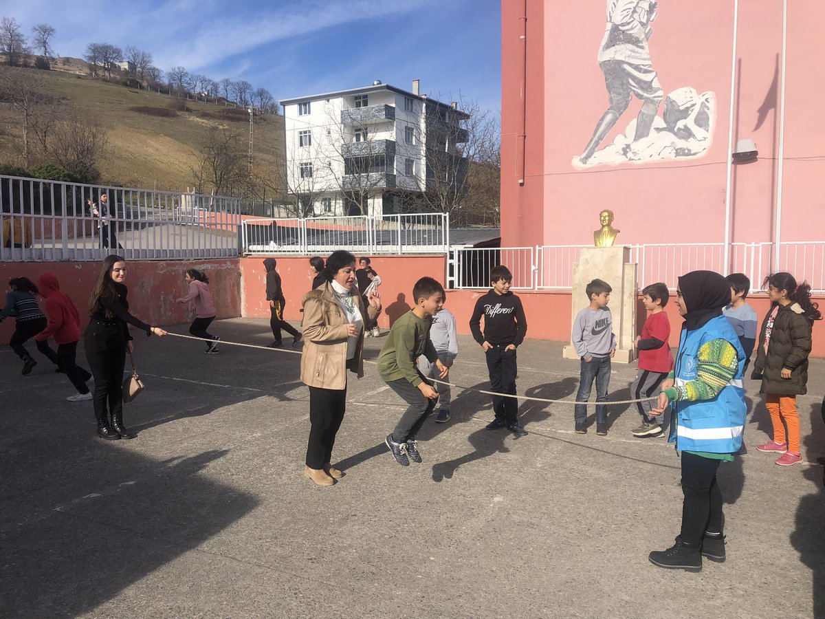 SamsunKYGM's tweet photo. Samsun Kız Yurdu öğrencileri,Sarayköy İlkokulu öğrencileriyle;geçmişten gelen,teknolojiden uzak,paylaşım ve keyif dolu nice güzel oyunlar oynayarak musmutlu,eğlenceli vakitler geçirdiler

@feyzullahdereci https://t.co/sZo0QT0RHP