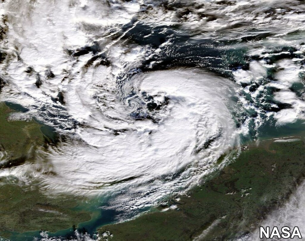 NoodweerBenelux's tweet image. Bijzonder fraai satellietbeeld van de #depressiekern boven de #Noordzee. De eigenschappen van het #PolarLow blijven nog even actief. We herkennen rondom de kern talrijke #buien die in de nacht van #woensdag op #donderdag lokaal (veel) sneeuw kunnen veroorzaken. 📸 @NASA