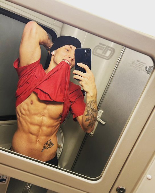 Have a good Wednesday, everyone😜 https://t.co/LeJpv1syeu