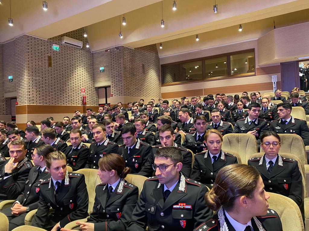 PLivatino's tweet photo. Il #Beato individuò nella ���corruzione finanziaria” la vera struttura della “#mafia agrigentina”.
Questa mattina la #Reliquia è stata accolta nell'Arma dei Carabinieri - Scuola Ufficiali C.C. e dai docenti e alunni dell'Università Niccolò Cusano #RosarioLivatino https://t.co/20vc0zA4ox