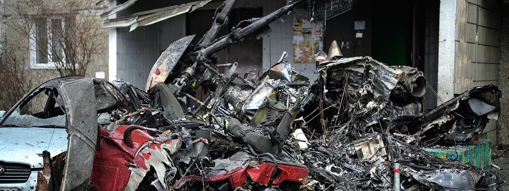 Eddie_1412's tweet image. #Kiew: Die ukrainische Luftverteidigung hat wohl einen ukrainischen Hubschrauber mit dem ukrainischen Innenminister und seinem Stellvertreter an Bord abgeschossen. Der #Hubschrauber stürzte in einem Wohngebiet ab 17 Tote darunter 2 Kinder und es gab 25 Verletzte.