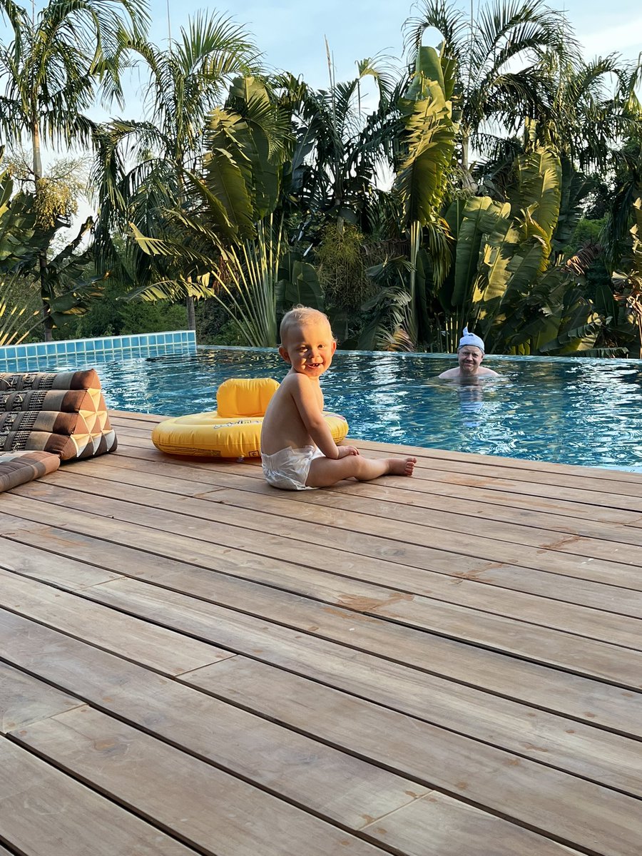 Mattsson86's tweet photo. Ingvild världens bästa unge njuter av sin första Thailandsresa 🌞 #maephim https://t.co/Se4Pwcxr9p