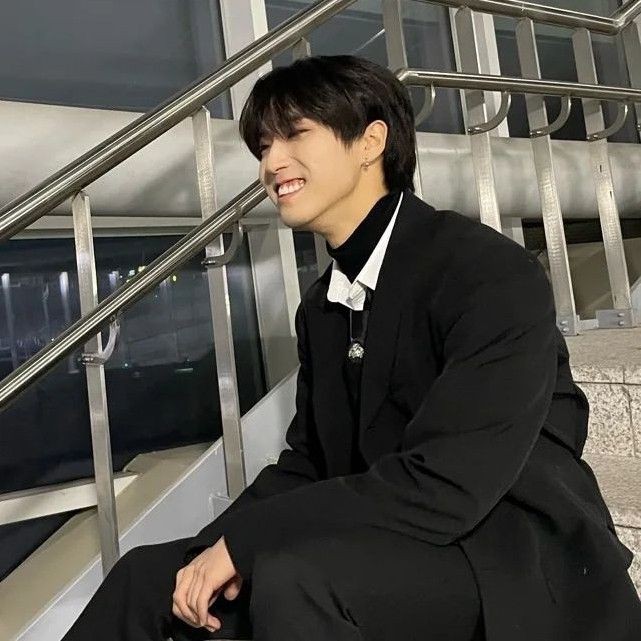 mini tread: han jisung's heart shaped smile 📎
                            🤍