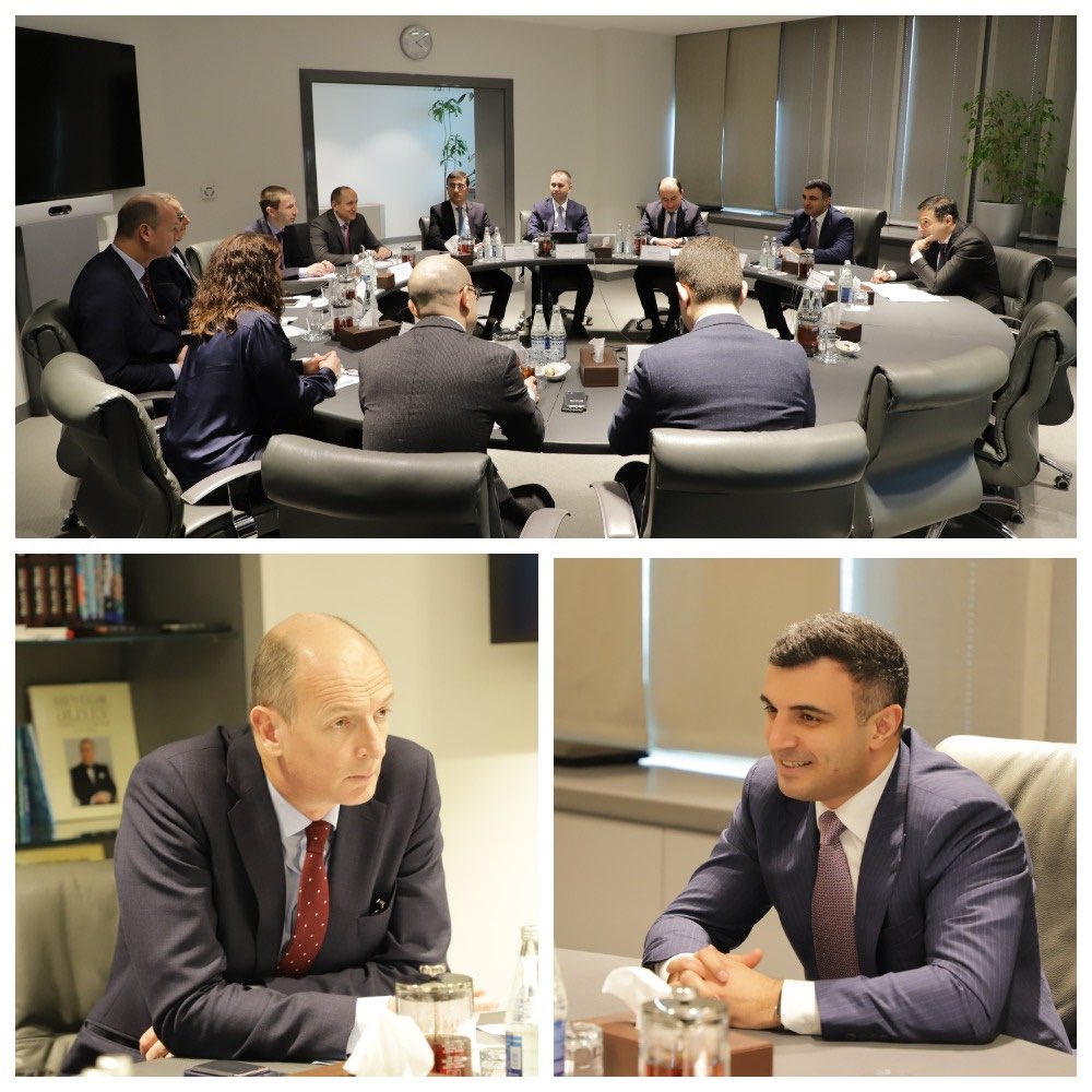 TalehKazimov_T's tweet photo. Bu gün Avropa Yenidənqurma və İnkişaf Bankının (@EBRD) Siyasət və Tərəfdaşlıq üzrə vitse-prezidenti @BowmanEBRD rəhbərlik etdiyi nümayəndə heyəti ilə görüşdə Mərkəzi Bank ilə #AYİB arasında əməkdaşlığın cari vəziyyəti və perspektivlərini müzakirə etdik.
1/2 https://t.co/nDhla3QkyB