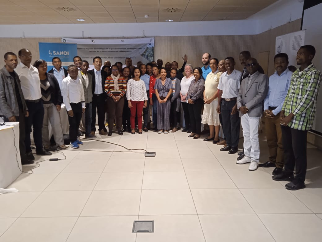FoBasile's tweet photo. Depuis2 jours a #Madagascar @semae_officiel et @afdi_reseau unissent leurs expériences pour aider à la construction d'une interprofession #semences. Bon vent a vous pour ce nouveau challenge. #soa https://t.co/JCAmiDalHc