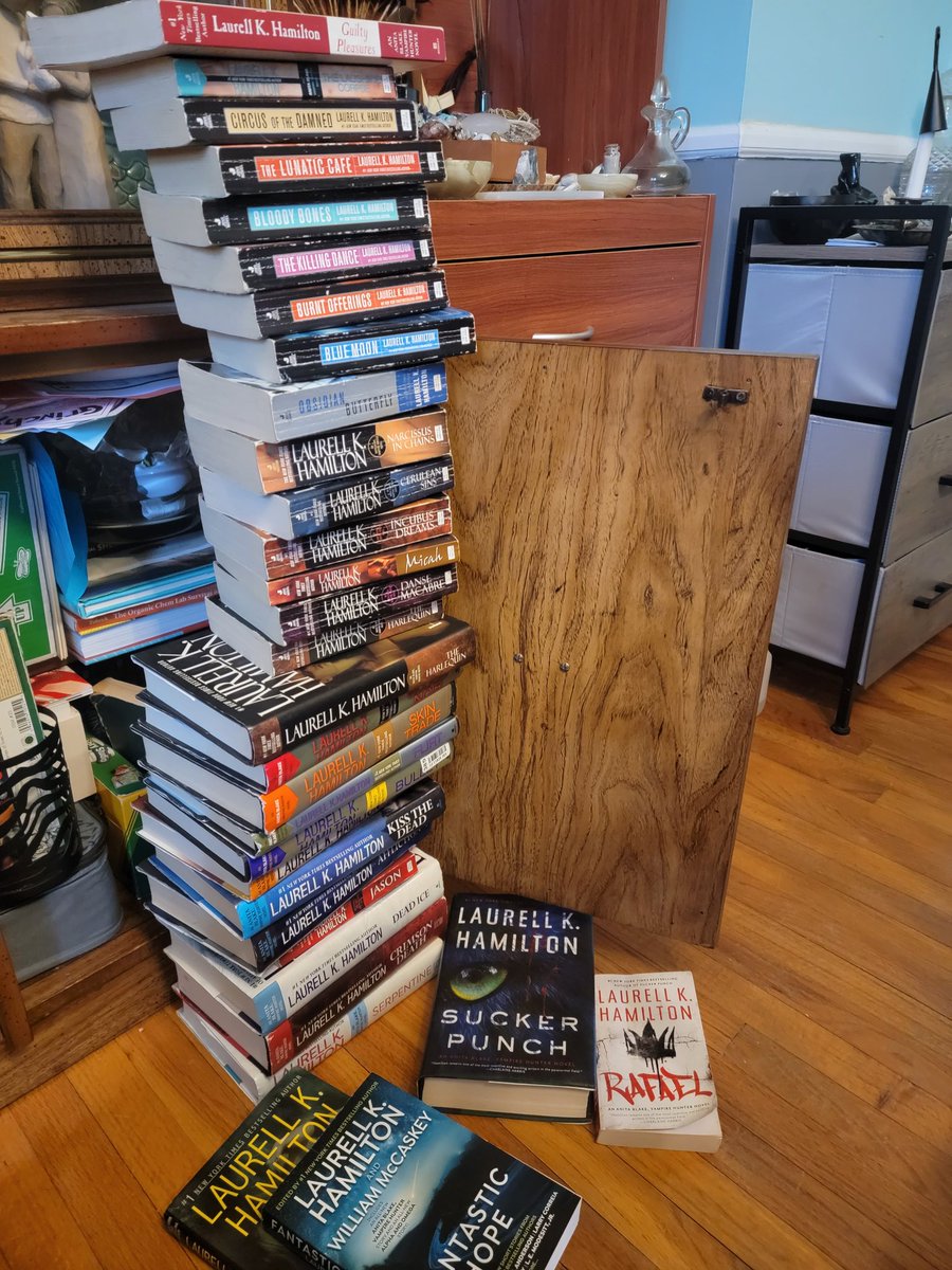 mrslethalncute's tweet photo. Decided to organize my Anita Blake Collection @LKHamilton. Cannot wait for Smolder!!! https://t.co/ABlRviYxZ1