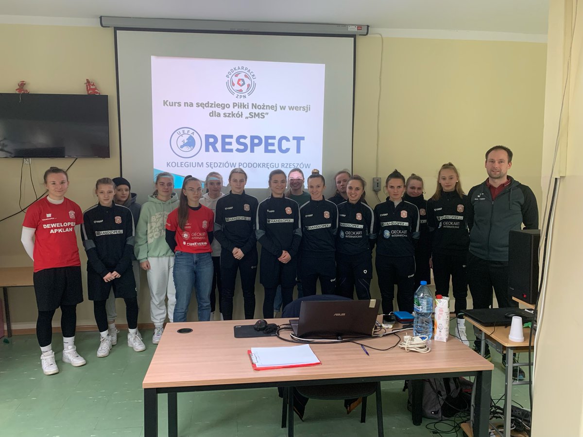 smsrzeszow's tweet photo. ℹ️ Piłkarki, piłkarze i trenerzy #SMSResovia ⚪️🔴 uczestniczyli w warsztatach organizowanych przez Kolegium Sędziów Podokręgu Rzeszów 👌

👉 https://t.co/tS8AQet1JR

@PodkarpackiZPN @sliwa_mac @ResoviaKobieca @cwksresoviapl @PodkarpacieLIVE https://t.co/9ziJLZuXW8