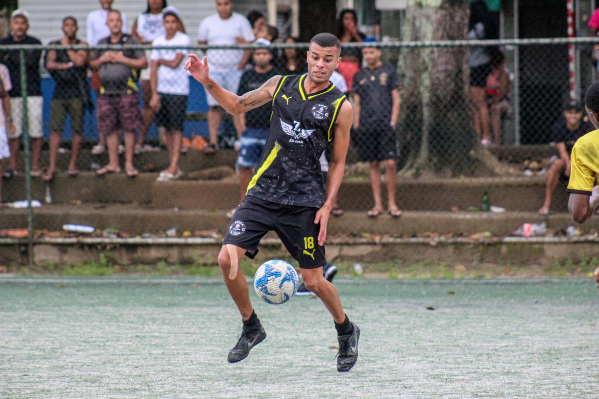 beiradalinhaof's tweet photo. HJ OS PARABÉNS É PARA O NOSSO CAMISA 10 , QUE DEUS ABENÇOE SUA VIDA MAIS E MAIS E VENHAM DERRAMAR MUITAS BÊNÇÃOS..🥋💛🖤💪🔟
@escolhidobdl

#BEIRADALINHAFC
#FAIXAPRETA
#AVANTESEMPRE https://t.co/QaOmVVB7CI