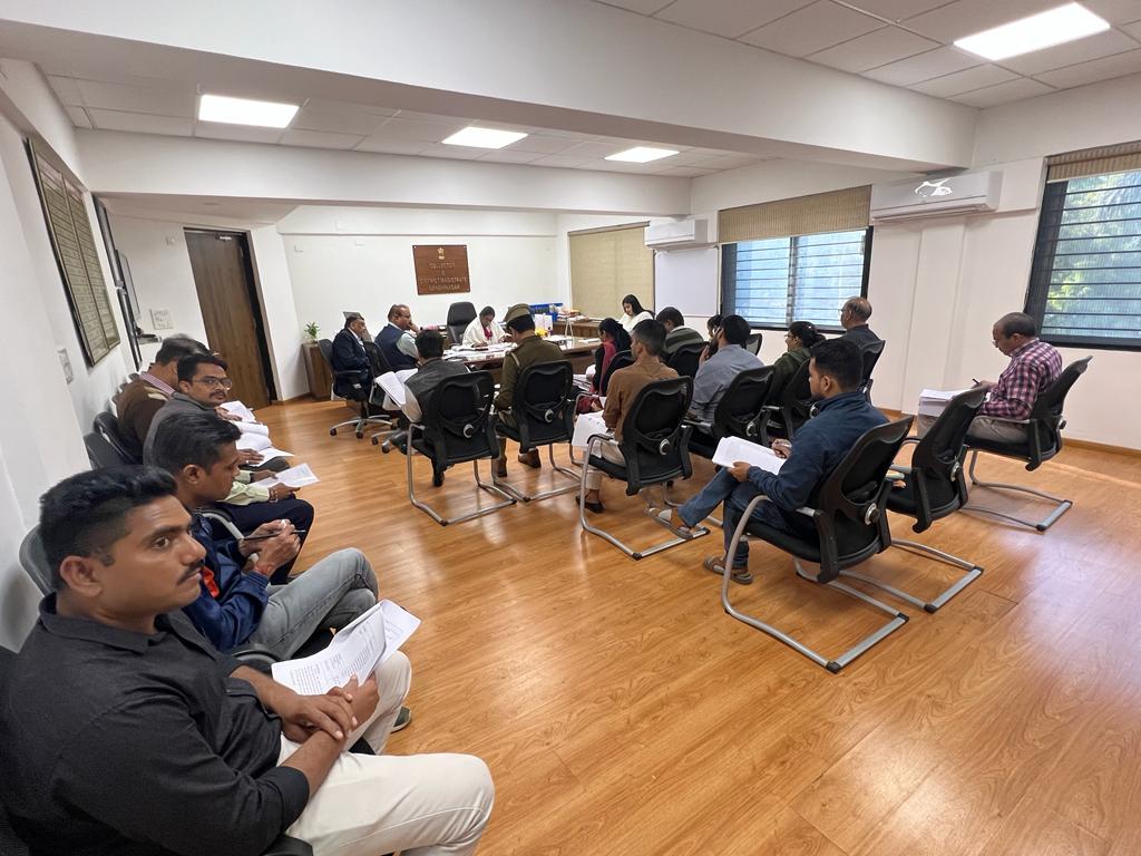 આજરોજ લેન્ડ ગ્રેબિંગ એક્ટ તથા S.I.T. અન્વયેની અરજીઓ સંદર્ભે તપાસ અધિકારીશ્રીઓના અહેવાલ તથા અરજદારશ્રીઓની રજુઆત ધ્યાને લઈ સંબંધિત કમિટીના સભ્યશ્રીઓ સાથે જરૂરી પરામર્શ કરી અરજદારીશ્રીની અરજીઓ પરત્વે નિર્ણય લેવામાં આવ્યો. <a href="/pkumarias/">Pankaj Kumar</a> <a href="/CMOGuj/">CMO Gujarat</a> <a href="/infogujarat/">Gujarat Information</a>