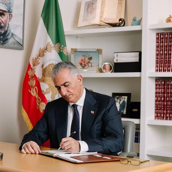 Dokhi_sag's tweet image. با انتشار یک عکس در استوری اینستا با هشتگ #من_وکالت_میدهم این کمپین را ویروسی کنید!
فراموش نکنید اکثر مردم در اینستاگرام حضور دارن و پررنگ شدن این کمپین در اونجا،مارو به پیروزی نزدیک‌تر میکنه
#RezaPahlavi