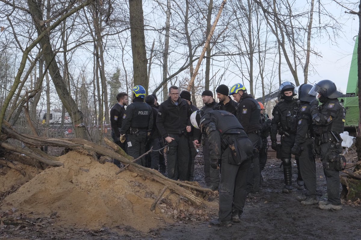 Die Cops untersuchen etwas das aussieht wie ein… nunja… 
<a href="/RiWaTu_stoppen/">Fecher (im Exil) @Riederwald@climatejustice.social</a> #FecherBleibt #Tunnel #LuetziTunnel #Lol