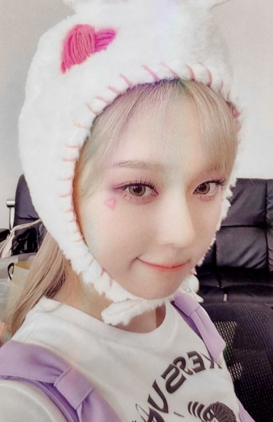 azybcg's tweet image. I need this phtoocard so bad but idk if I can justify spending 20+ dollars on a tiny ass photo of a grown ass woman wearing a bunny hat who lives across the world from me and doesn't know I exist