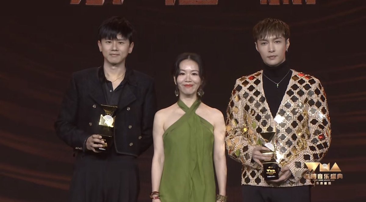 Layzhangcharms's tweet photo. Congratulations to Yixing receiving Remarkable Artist of the Year Award at 2022 Weibo Music Awards. 

#Yixing #LayZhang #Lay @layzhang @lay_studio https://t.co/cBeljGcTf0