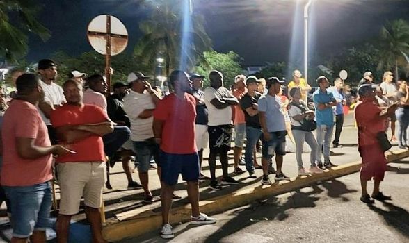 DiarioElisleno's tweet photo. PROTESTA Y BLOQUEO
Escenas de caos se vivieron en el aeropuerto de San Andrés cuando parte la anunciada marcha pacífica que había, aparentemente, culminado frente al Coral Palace se dirigió luego hacia el terminal aéreo, bloqueando su acceso y egreso por más de dos horas. https://t.co/QldV3WUGOe