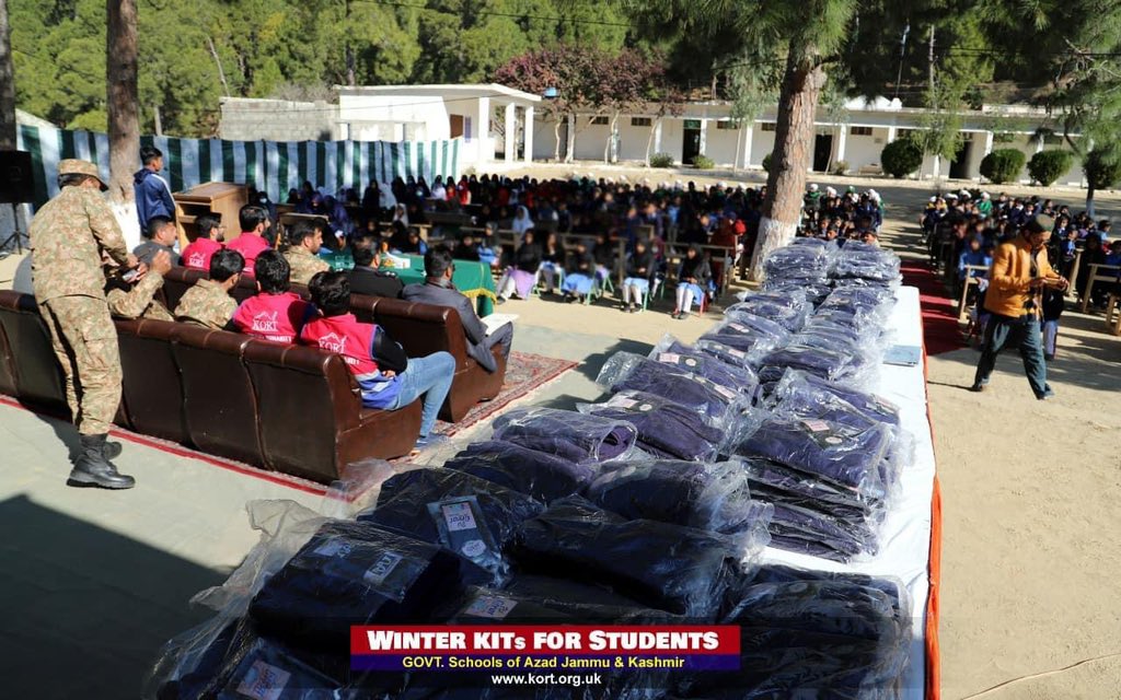 SDK_CD's tweet image. Winter Kits for Students of Govt. Schools

کورٹ کی جانب سے آزاد کشمیر بھر کے گورنمنٹ سکولوں کے بچے اور بچیوں کے لیے موسم سرما کے تحائف کا سلسلہ شروع ہو گیا۔ 
#KORT #winterkit #AJK #WinterWeather #winterfestival #gift #support