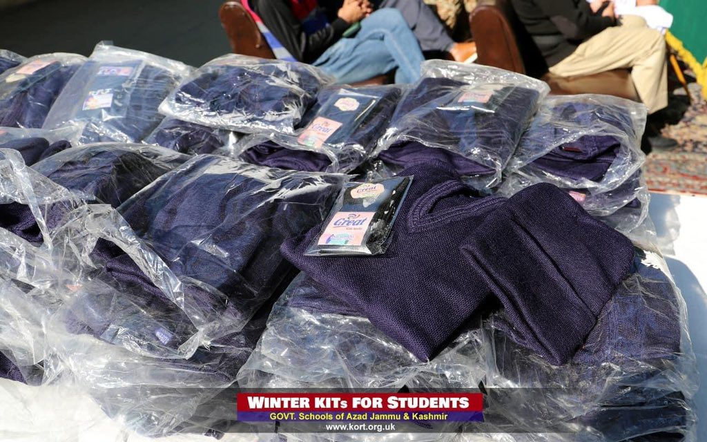 SDK_CD's tweet image. Winter Kits for Students of Govt. Schools

کورٹ کی جانب سے آزاد کشمیر بھر کے گورنمنٹ سکولوں کے بچے اور بچیوں کے لیے موسم سرما کے تحائف کا سلسلہ شروع ہو گیا۔ 
#KORT #winterkit #AJK #WinterWeather #winterfestival #gift #support