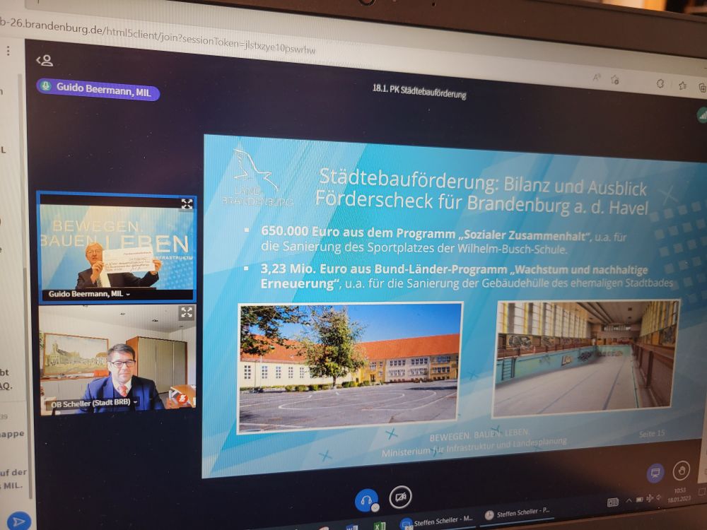 Stadt_BRB's tweet photo. 💶 Knapp 4,3 Mio. € #Städtebau-#Fördermittel übergab das @MIL_Brandenburg heute virtuell an die Stadt #BrandenburganderHavel 💶

OB #SteffenScheller: "Damit können wir Denkmale erhalten, Stadtumbau nachhaltig gestalten &amp; sozialen Zusammenhalt stärken"

👉 https://t.co/AU9RKarHHG https://t.co/MKDKURSZCC