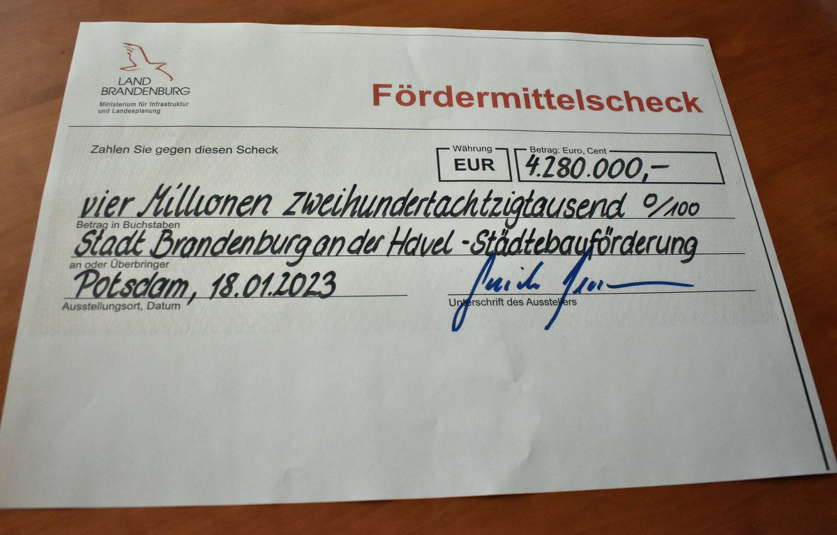Stadt_BRB's tweet photo. 💶 Knapp 4,3 Mio. € #Städtebau-#Fördermittel übergab das @MIL_Brandenburg heute virtuell an die Stadt #BrandenburganderHavel 💶

OB #SteffenScheller: "Damit können wir Denkmale erhalten, Stadtumbau nachhaltig gestalten &amp; sozialen Zusammenhalt stärken"

👉 https://t.co/AU9RKarHHG https://t.co/MKDKURSZCC