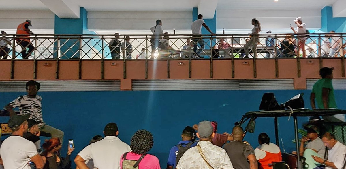 DiarioElisleno's tweet photo. PROTESTA Y BLOQUEO
Escenas de caos se vivieron en el aeropuerto de San Andrés cuando parte la anunciada marcha pacífica que había, aparentemente, culminado frente al Coral Palace se dirigió luego hacia el terminal aéreo, bloqueando su acceso y egreso por más de dos horas. https://t.co/QldV3WUGOe