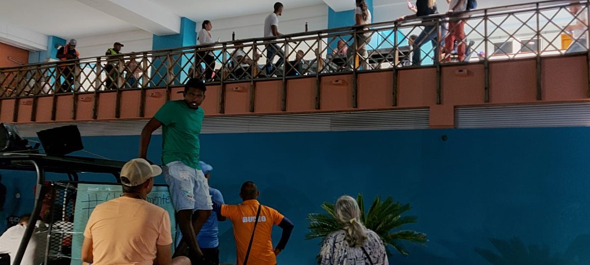 DiarioElisleno's tweet photo. PROTESTA Y BLOQUEO
Escenas de caos se vivieron en el aeropuerto de San Andrés cuando parte la anunciada marcha pacífica que había, aparentemente, culminado frente al Coral Palace se dirigió luego hacia el terminal aéreo, bloqueando su acceso y egreso por más de dos horas. https://t.co/QldV3WUGOe