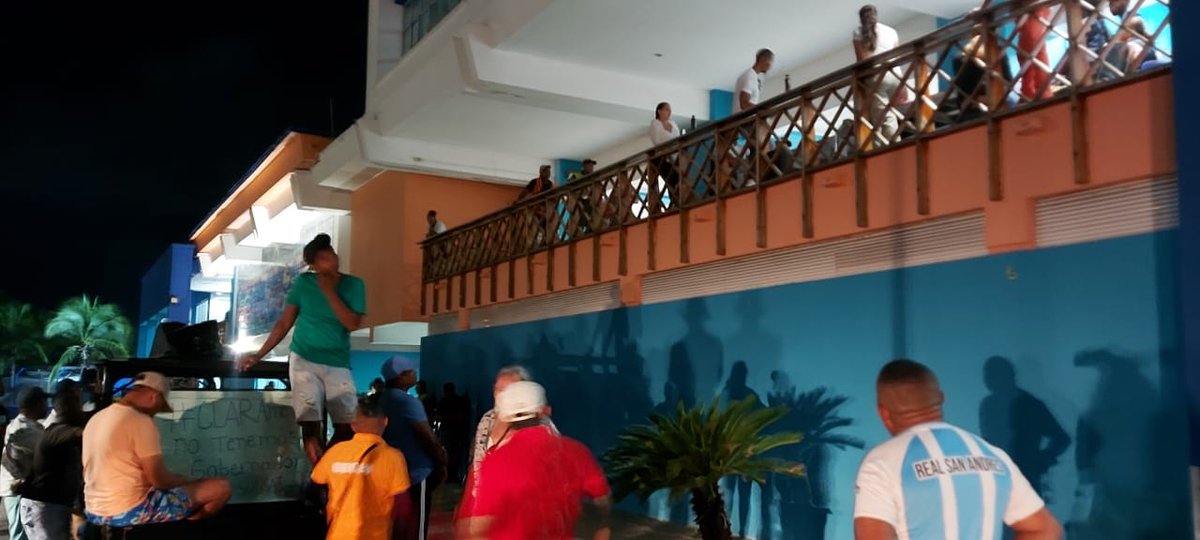 DiarioElisleno's tweet photo. PROTESTA Y BLOQUEO
Escenas de caos se vivieron en el aeropuerto de San Andrés cuando parte la anunciada marcha pacífica que había, aparentemente, culminado frente al Coral Palace se dirigió luego hacia el terminal aéreo, bloqueando su acceso y egreso por más de dos horas. https://t.co/QldV3WUGOe