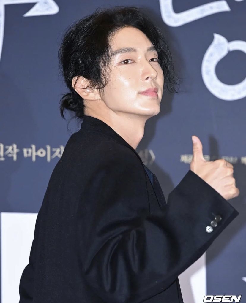 My friend said she didn’t like JOONGI’S long hair! 

I am appalled. -gasp-

Excuse you ma’am, his long hair is sexy. That’s it.