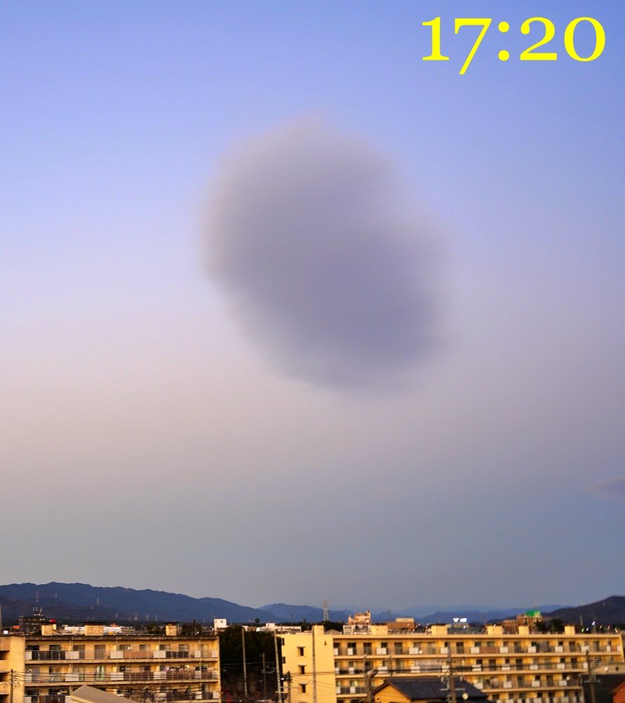 yaoki39's tweet photo. 雲、フリーズ　20230118-夕
2時間以上同じ場所に居座っていた
16:20は毛羽がよい
16時前は大福だった https://t.co/DcjEt2YmUH