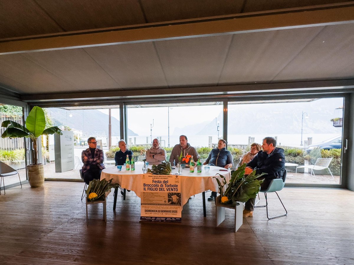 pivettiladige's tweet image. #Trentino, un territorio di appena 500 m, subito a nord delle #spiagge del #Garda, cresce una varietà particolarissima di #broccolo dalle proprietà #antiossidanti spiccate. Lo chiamano "Il figlio del #vento" perché l'aria da nord lo rende speciale. #Domenica la festa a #Torbole.