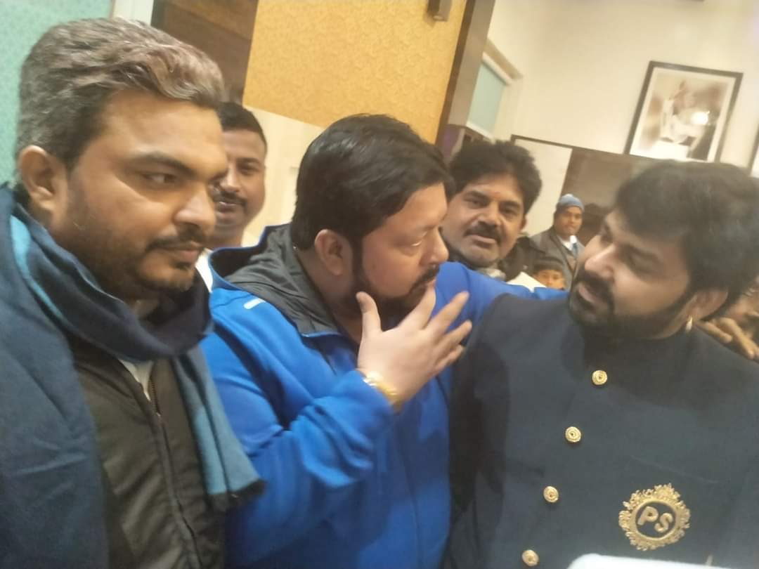 Yuvraj Sudhir Singh (@yuvrajsudhirsi1) on Twitter photo बड़े भाई सुनील सिंह बिस्कोमान चेयरमैन के पुत्र के हल्दी कलश में भोजपुरी के पावर स्टार छोटे भाई पवन सिंह बिहार के पूर्व मुख्यमंत्री राजमाता राबरी देवी जी बिहार सरकार के मंत्री तेज प्रताप यादवजी छपरा पूर्व विधायक छोटे भाई रणधीर के साथ शामिल हुआ
<a href="/TejYadav14/">Tej Pratap Yadav</a> बड़े भाई सुनील सिंह बिस्कोमान चेयरमैन के पुत्र के हल्दी कलश में भोजपुरी के पावर स्टार छोटे भाई पवन सिंह बिहार के पूर्व मुख्यमंत्री राजमाता राबरी देवी जी बिहार सरकार के मंत्री तेज प्रताप यादवजी छपरा पूर्व विधायक छोटे भाई रणधीर के साथ शामिल हुआ
<a href="/TejYadav14/">Tej Pratap Yadav</a>