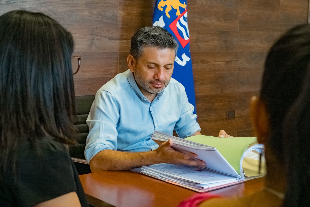 minvuarica's tweet photo. ¡BUENAS NOTICIAS! 🙌

Seremi @GladysAcunaR junto a alcalde @Gerardo_Arica ingresaron el expediente de la habilitación normativa de 𝗘𝗹 𝗔𝗹𝘁𝗼 𝟯. ✅

💪Esto permitirá construir viviendas para 1️⃣2️⃣0️⃣0️⃣ familias de #Arica.

El #PlanEmergenciaHabitacional avanza.🏡 https://t.co/mk7Pvnu9QW