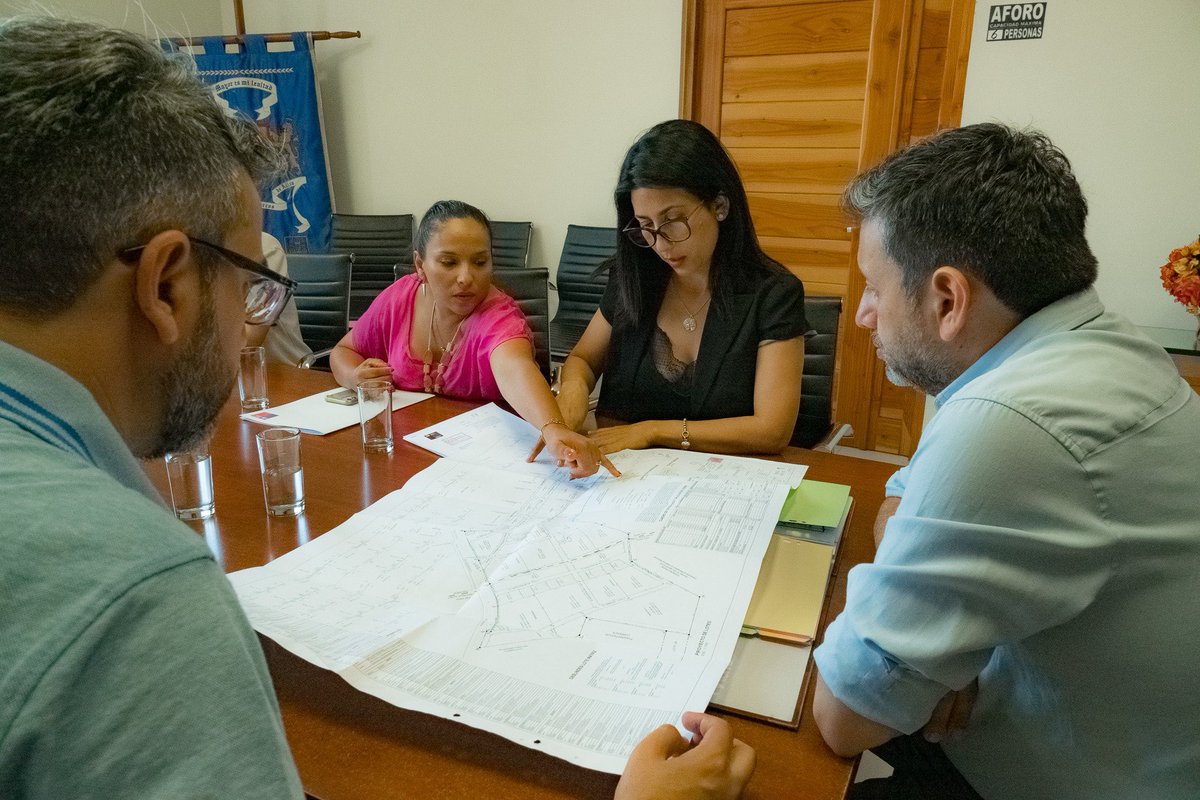minvuarica's tweet photo. ¡BUENAS NOTICIAS! 🙌

Seremi @GladysAcunaR junto a alcalde @Gerardo_Arica ingresaron el expediente de la habilitación normativa de 𝗘𝗹 𝗔𝗹𝘁𝗼 𝟯. ✅

💪Esto permitirá construir viviendas para 1️⃣2️⃣0️⃣0️⃣ familias de #Arica.

El #PlanEmergenciaHabitacional avanza.🏡 https://t.co/mk7Pvnu9QW