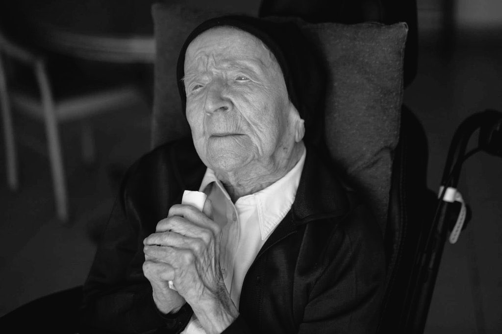 AACF_Officiel's tweet photo. À 118 ans, la doyenne de l'humanité, Sœur André, Fille de la charité, s'est éteinte le 17 janvier. "J'ai aimé le bon Dieu et je lui fais confiance" nous disait-elle. Nous lui rendons un vif hommage🙏🏼.
#SoeurAndre https://t.co/uvwWfo81dd
